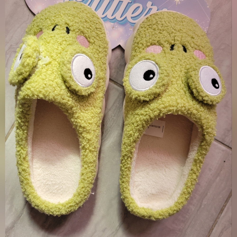Cloud Critters Green Slippers  Size Small (5-6)